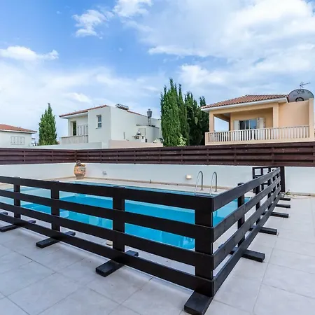 Bay 3 Bedroom לרנקה