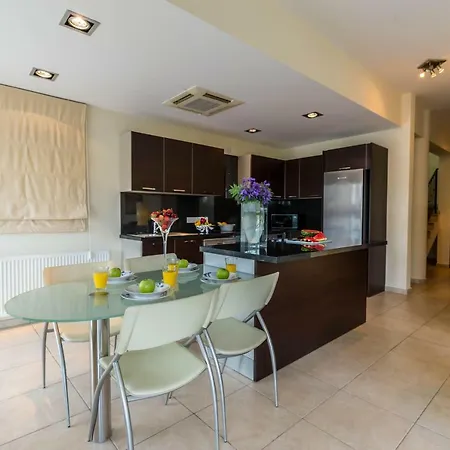 Bay 3 Bedroom וילה לרנקה